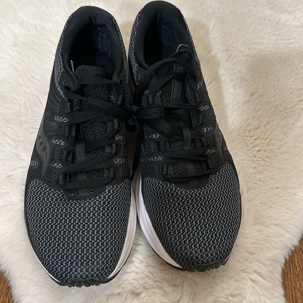 Women’s Saucony tennis shoes(as new)